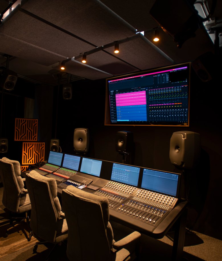 The Fairlight console and loudspeakers in the LUNO mixing studio